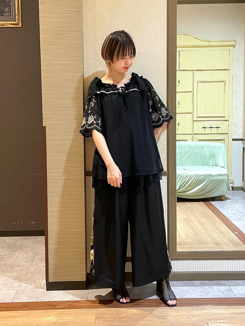 ブラック系のブーツ、ブラック系のTシャツ/カットソー、ブラック系のタンクトップを着用したレディースの夏コーディネートの6枚目の写真