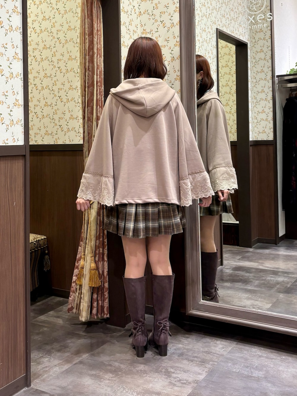 ベージュ系のショルダーバッグ、ブラウン系のブーツ、ブラウン系のその他パンツを着用したレディースの秋コーディネートの8枚目の写真