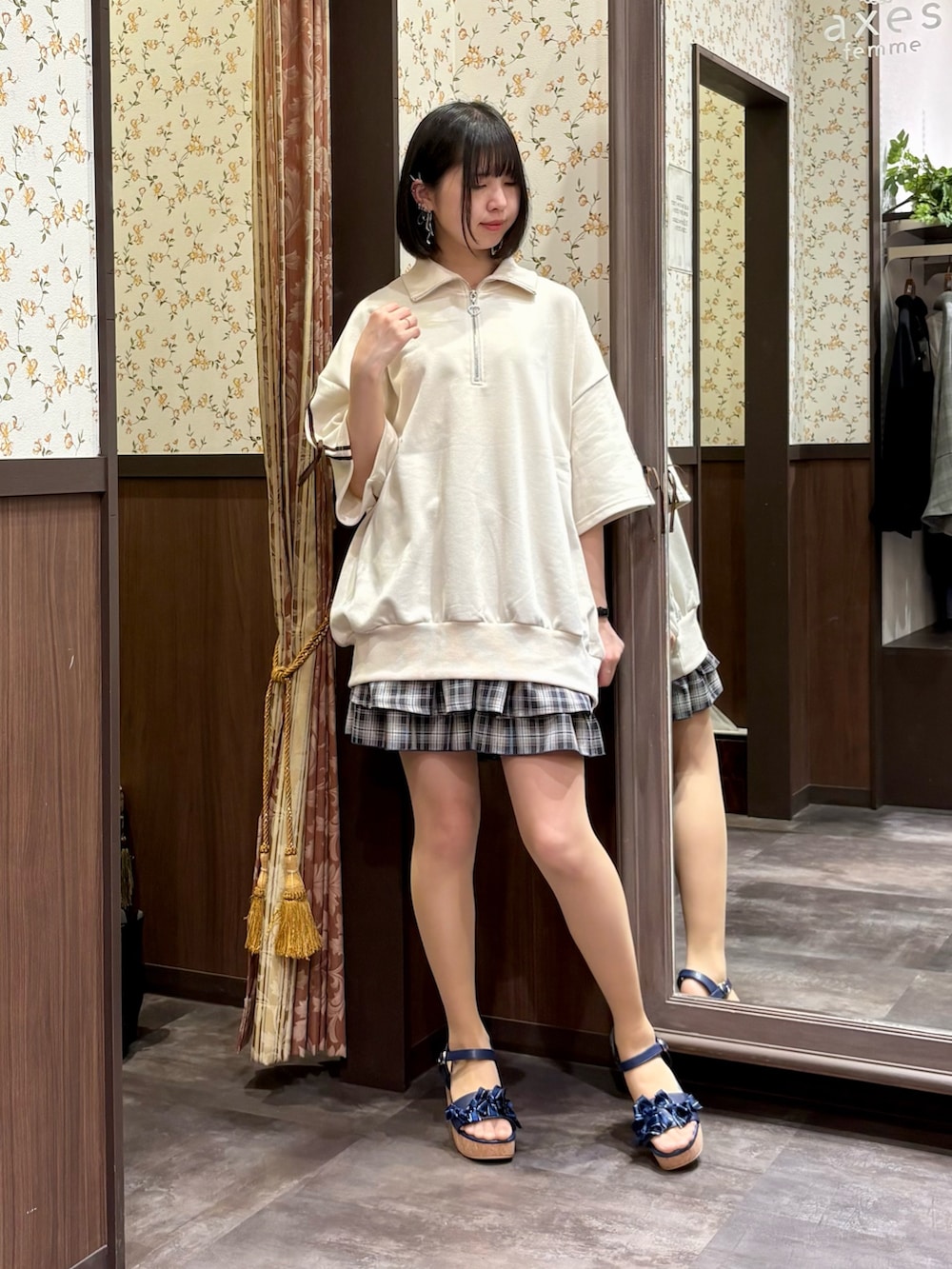 ホワイト系のスウェット、ホワイト系のタンクトップ、ブルー系のその他パンツを着用したレディースの春コーディネートの2枚目の写真