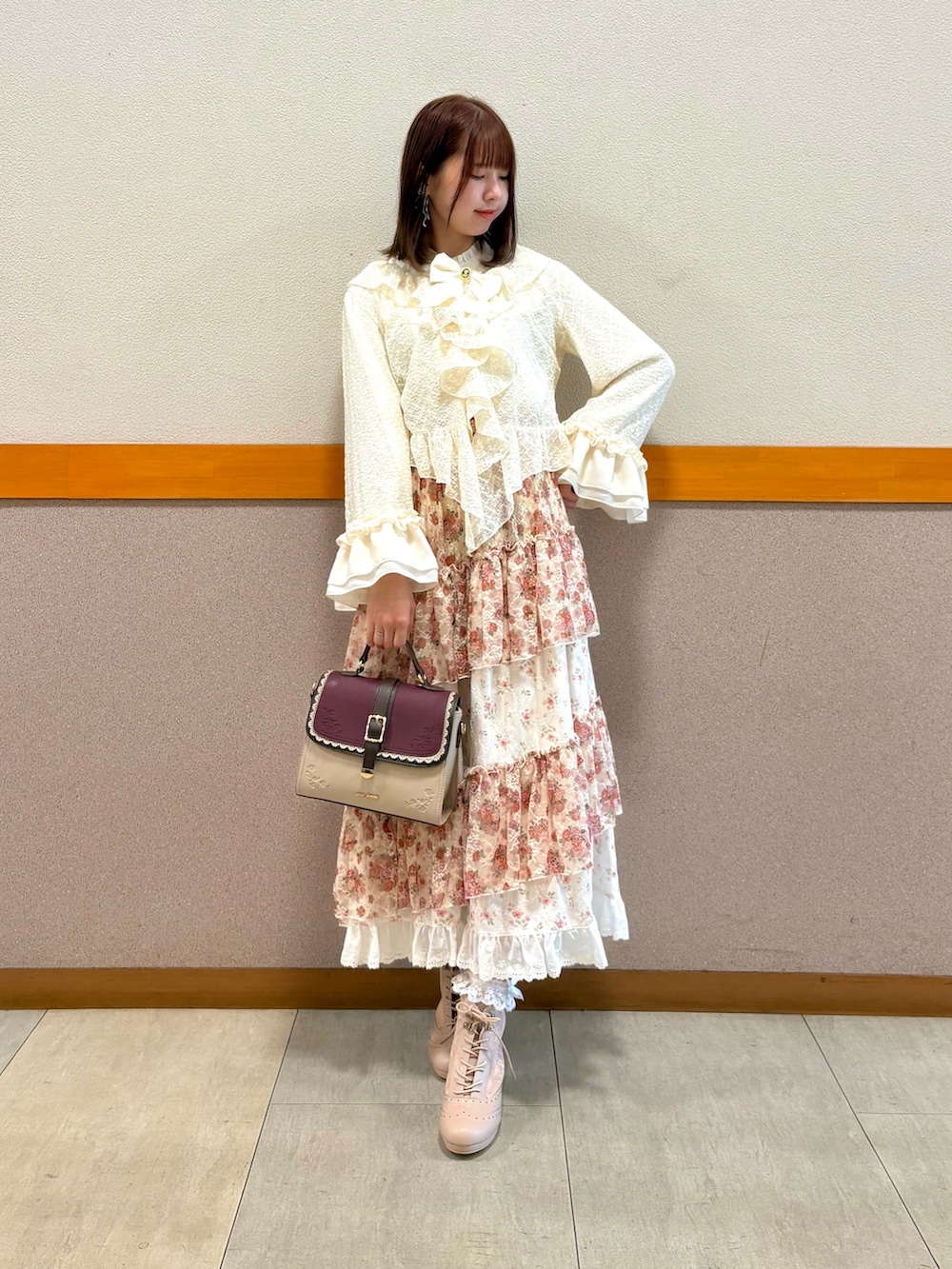 ホワイト系のシャツ/ブラウス、ホワイト系のカーディガン/ボレロ、ベージュ系のスカートを着用したレディースの秋コーディネートの4枚目の写真