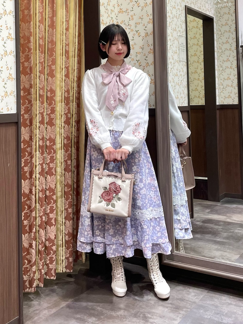 パープル系のスカート、ピンク系のシャツ/ブラウス、ホワイト系のカーディガン/ボレロを着用したレディースの冬コーディネートの5枚目の写真