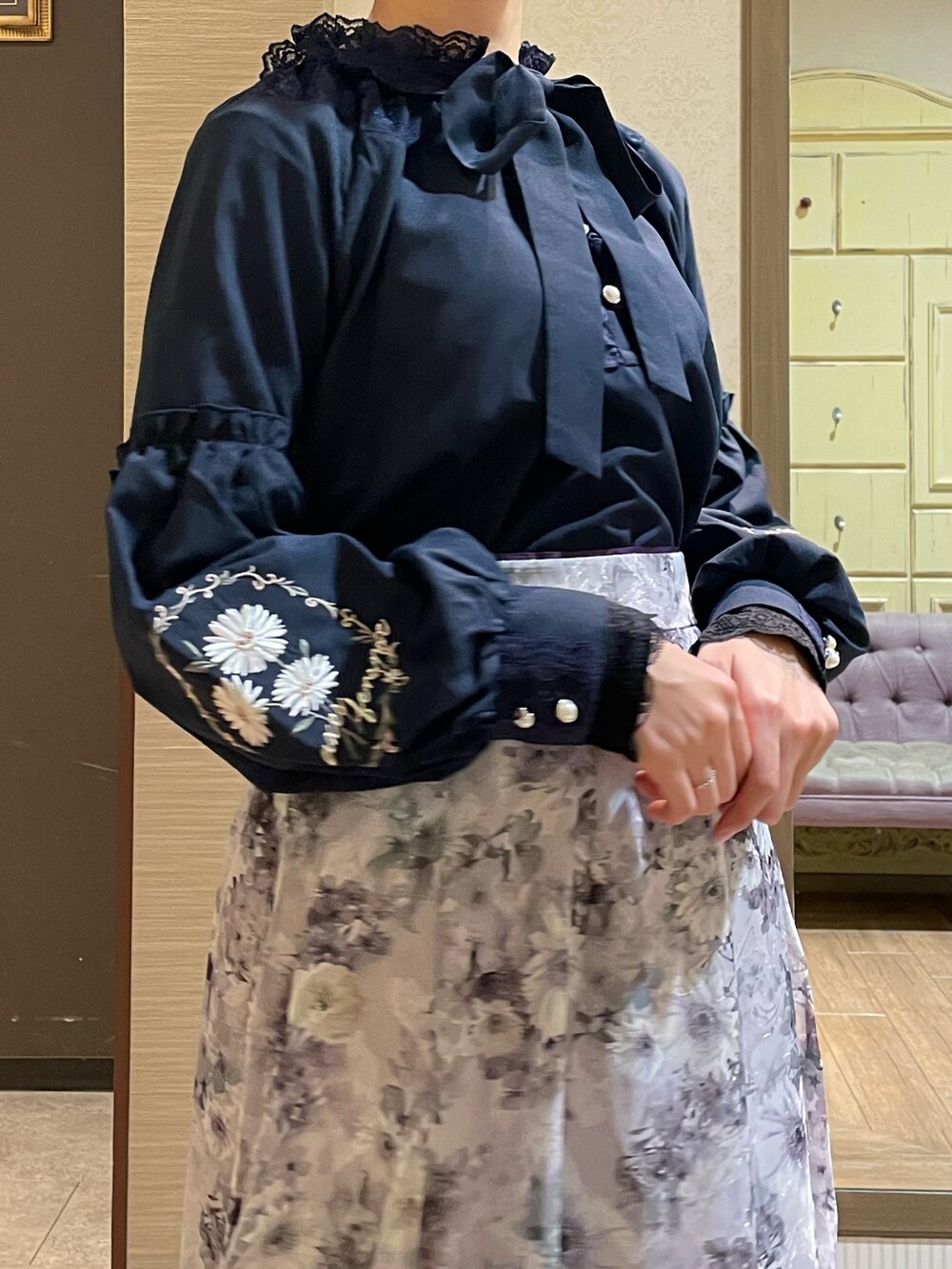 ブルー系のシャツ/ブラウス、パープル系のスカート、ブラック系のブーツを着用したレディースの秋コーディネートの7枚目の写真