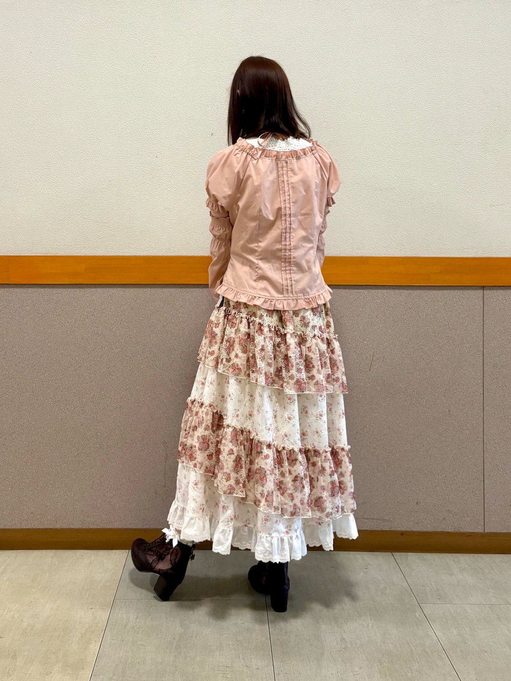 ピンク系のシャツ/ブラウス、ブラウン系のボストンバッグ、ベージュ系のスカートを着用したレディースの秋コーディネートの5枚目の写真