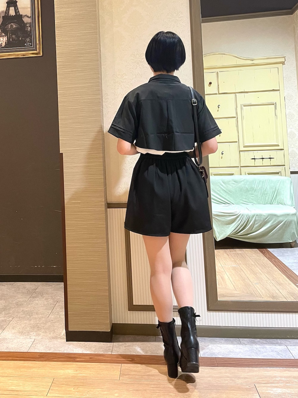 ブラック系のシャツ/ブラウス、ブルー系のその他パンツ、ブラック系のショルダーバッグを着用したレディースの秋コーディネートの3枚目の写真