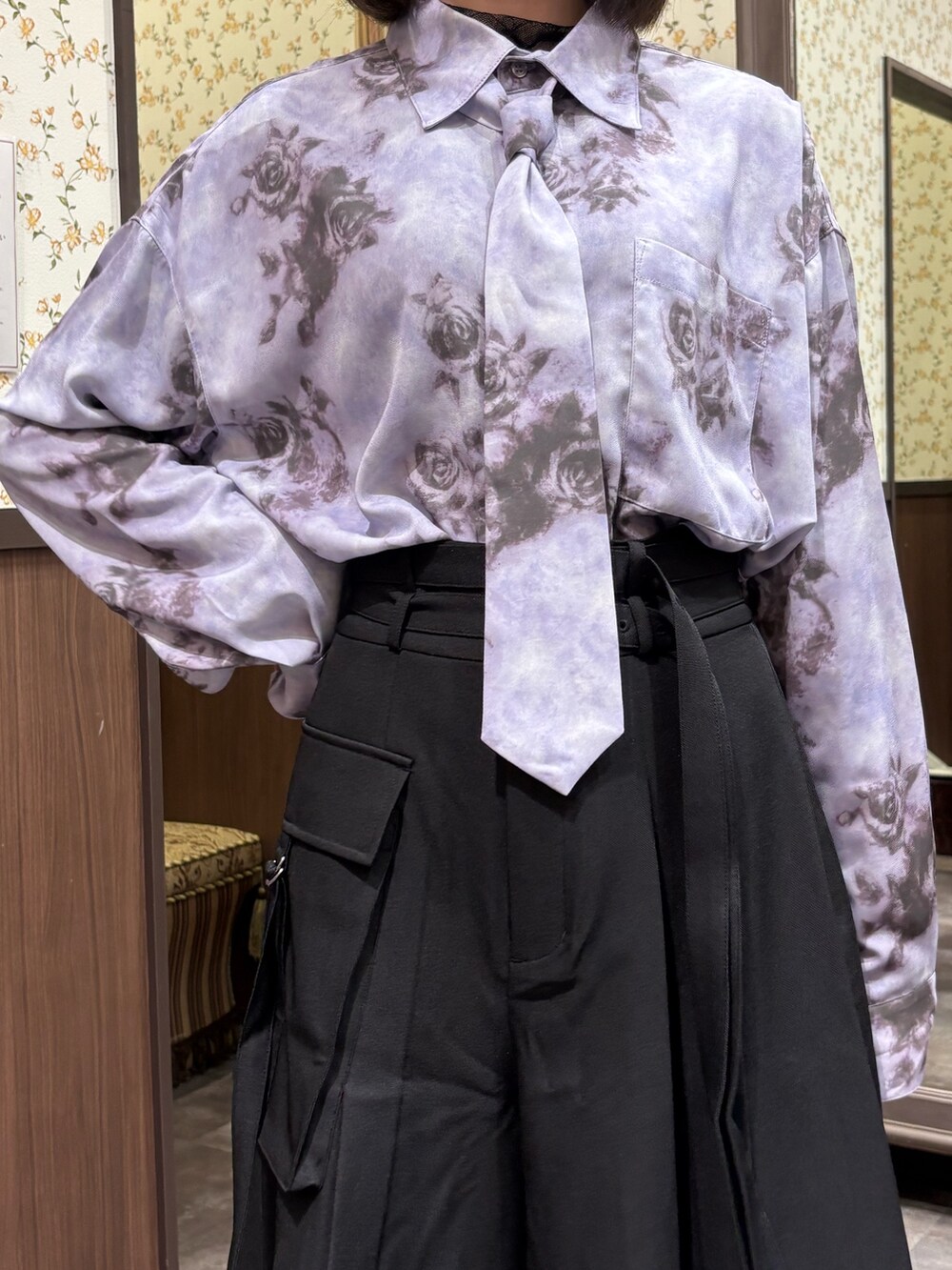 パープル系のシャツ/ブラウス、ブラック系のTシャツ/カットソー、ブラック系のサンダルを着用したレディースの夏コーディネートの6枚目の写真