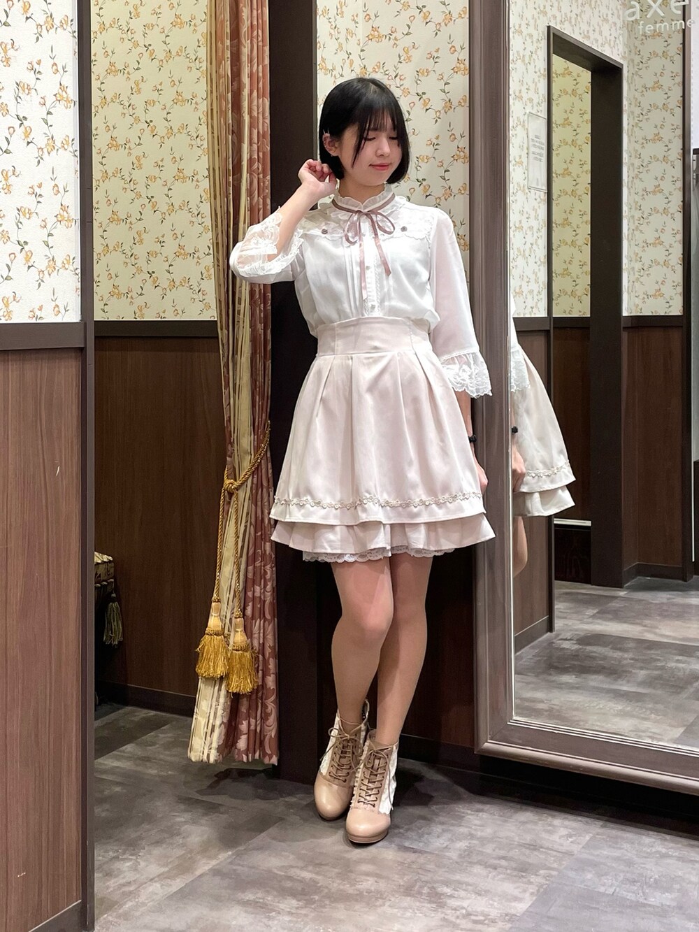 ホワイト系のシャツ/ブラウス、ホワイト系のカーディガン/ボレロ、ホワイト系のスカートを着用したレディースの春コーディネートの5枚目の写真