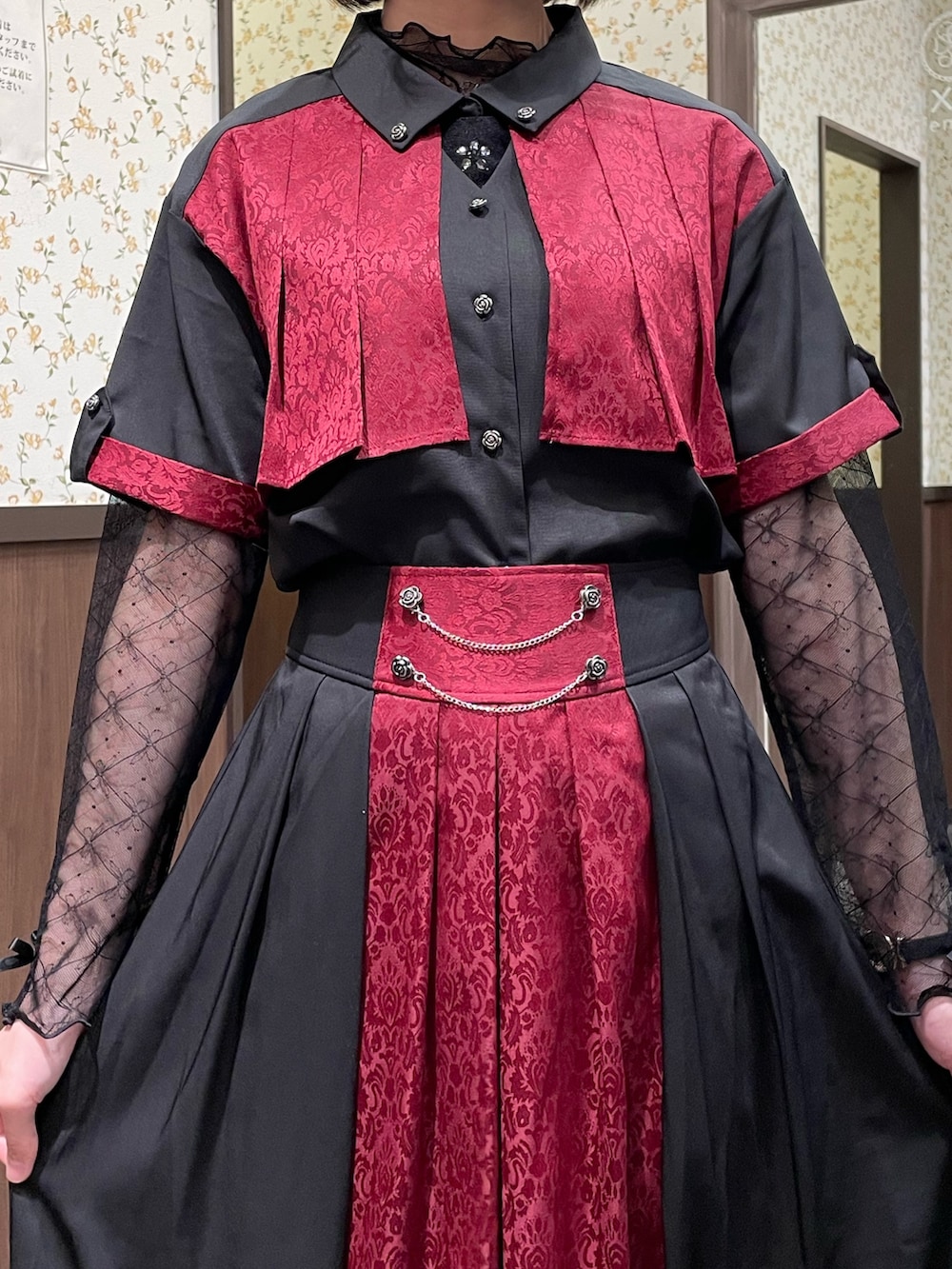 ブラック系のTシャツ/カットソー、ブラック系のタンクトップ、ブラック系のシャツ/ブラウスを着用したレディースの春コーディネートの6枚目の写真