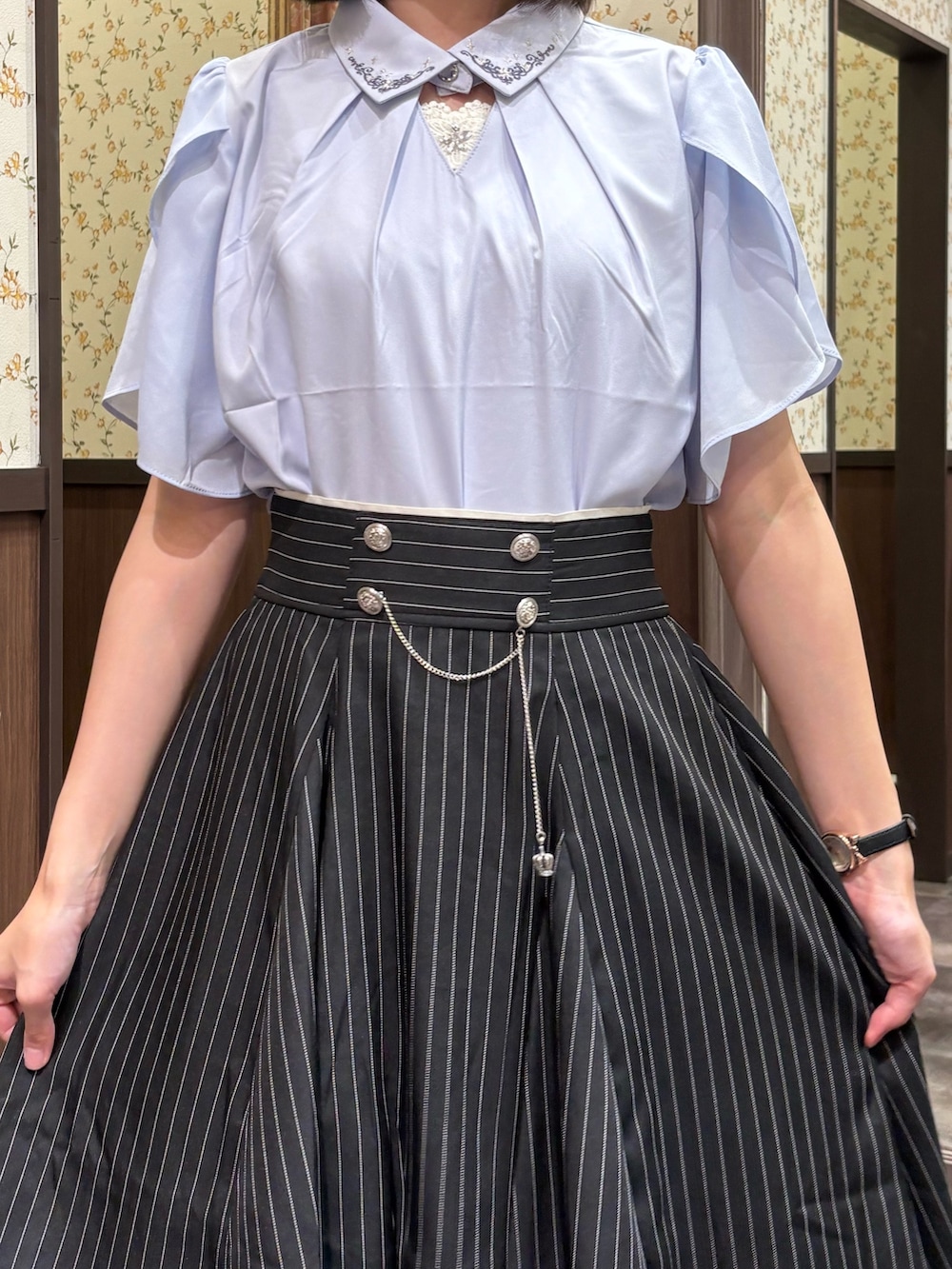 ブルー系のシャツ/ブラウス、ブラック系のスカート、ホワイト系のタンクトップを着用したレディースの夏コーディネートの8枚目の写真