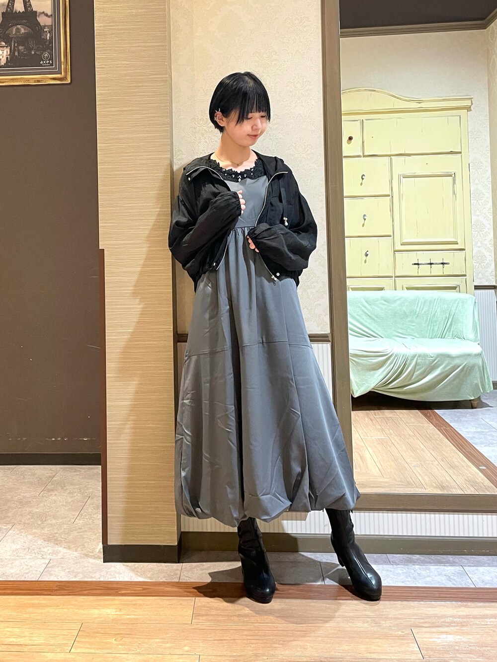 ブラック系のブルゾン、ブラック系のタンクトップ、グレー系のジャンパースカートを着用したレディースの秋コーディネートの4枚目の写真