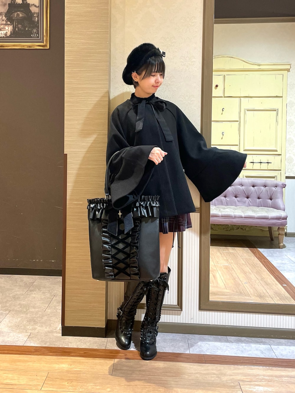 レッド系のその他パンツ、ブラック系のピーコート、ブラック系のニット/セーターを着用したレディースの秋コーディネートの2枚目の写真