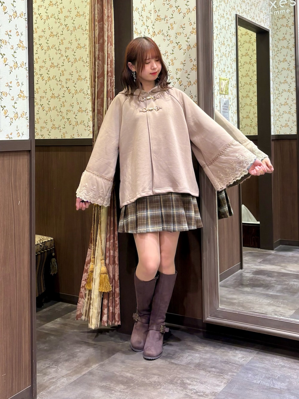 ベージュ系のショルダーバッグ、ブラウン系のブーツ、ブラウン系のその他パンツを着用したレディースの秋コーディネートの6枚目の写真