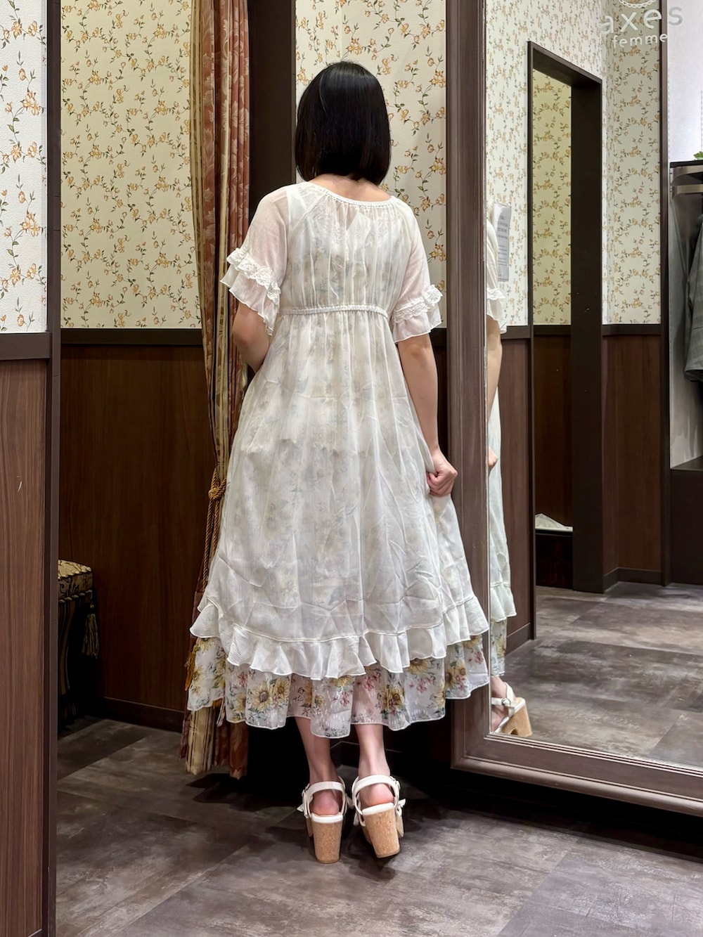 ホワイト系のカーディガン/ボレロ、ホワイト系のタンクトップ、ホワイト系のワンピースを着用したレディースの夏コーディネートの6枚目の写真