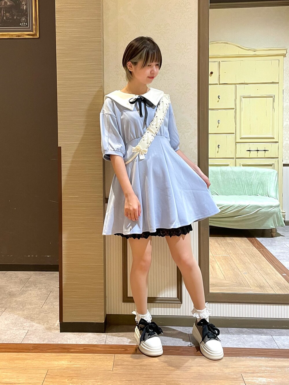 ホワイト系のタンクトップ、ブルー系のワンピース、グレー系のスニーカーを着用したレディースの夏コーディネートの7枚目の写真