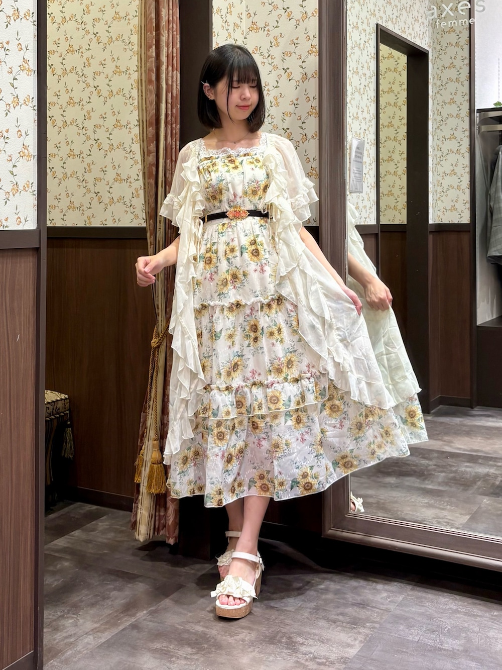 ホワイト系のカーディガン/ボレロ、ホワイト系のタンクトップ、ホワイト系のワンピースを着用したレディースの夏コーディネートの2枚目の写真