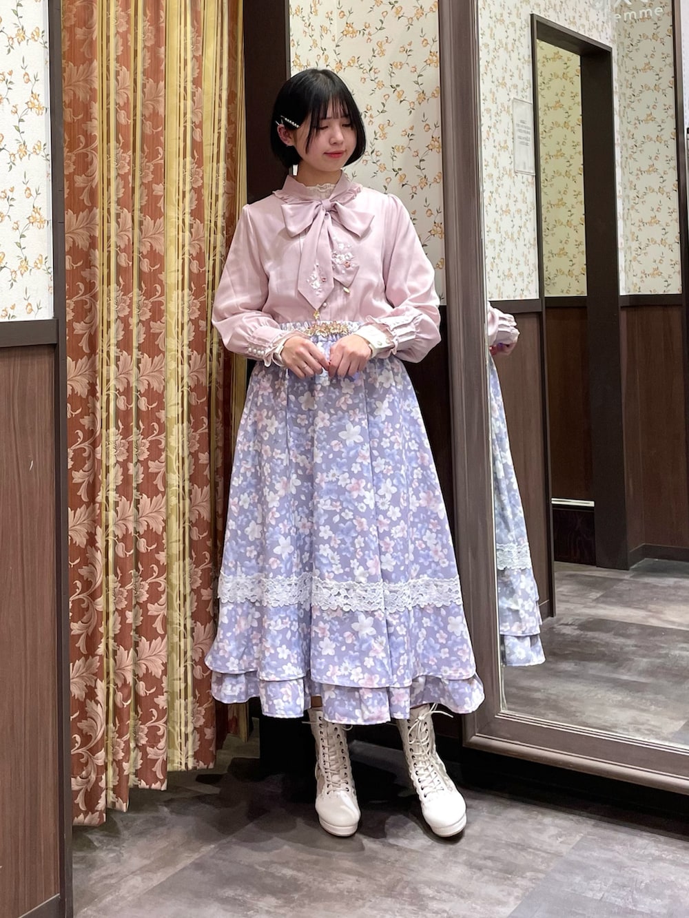 パープル系のスカート、ピンク系のシャツ/ブラウス、ホワイト系のカーディガン/ボレロを着用したレディースの冬コーディネートの2枚目の写真