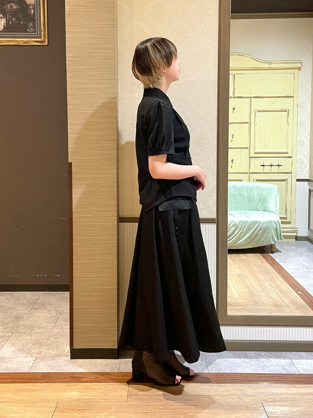 ホワイト系のタンクトップ、ブラック系のショルダーバッグ、ブラック系のシャツ/ブラウスを着用したレディースの夏コーディネートの4枚目の写真