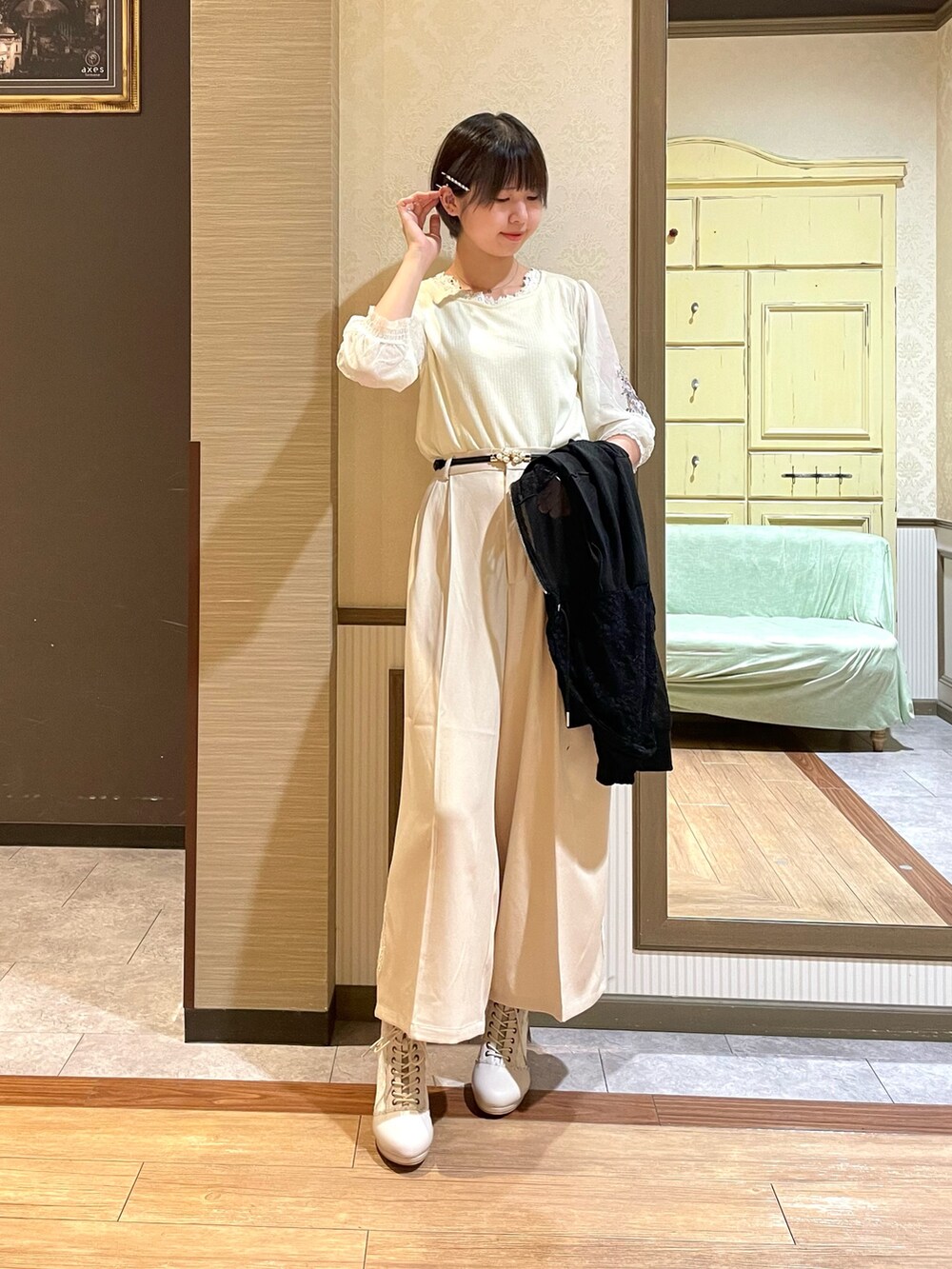 ホワイト系のブーツ、ブラック系のトートバッグ、ホワイト系のTシャツ/カットソーを着用したレディースの秋コーディネートの8枚目の写真