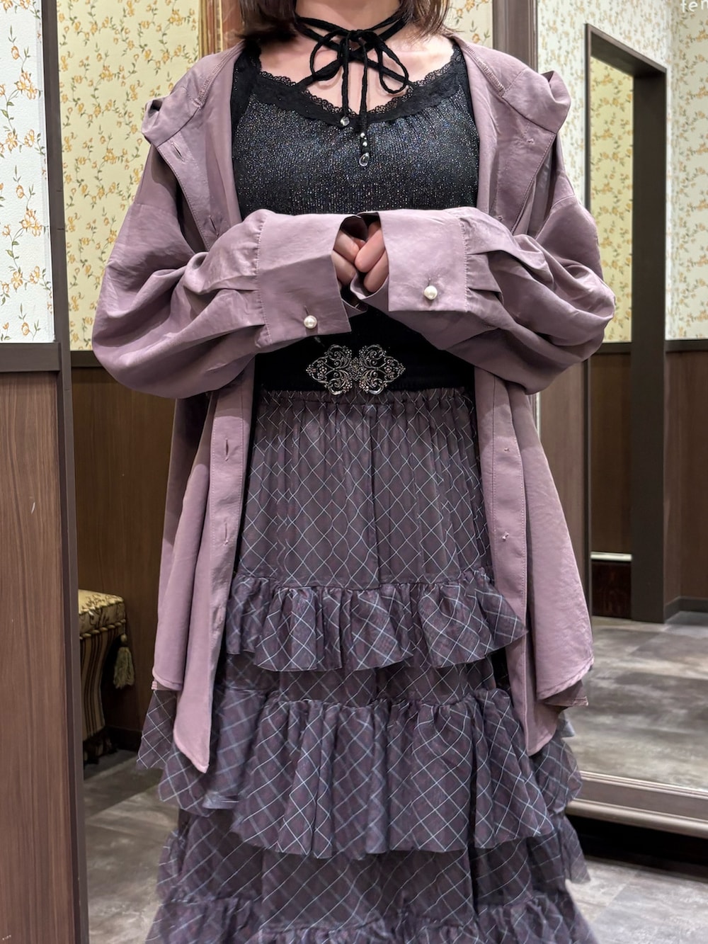 ブラック系のタンクトップ、パープル系のシャツ/ブラウス、ブラック系のボストンバッグを着用したレディースの秋コーディネートの7枚目の写真