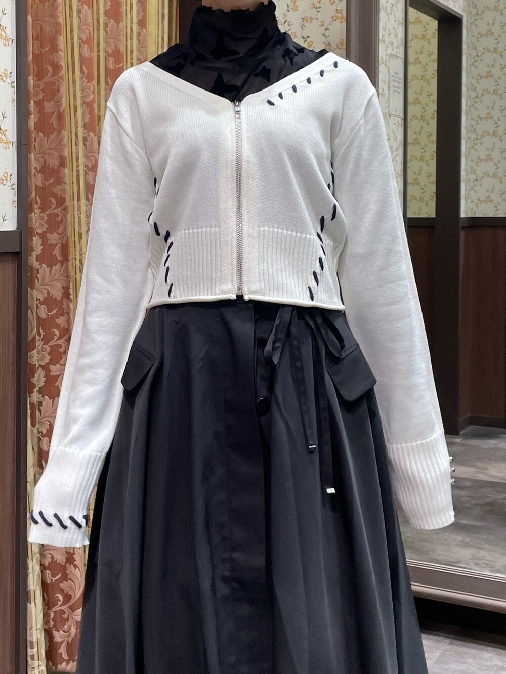 ブラック系のTシャツ/カットソー、ホワイト系のカーディガン/ボレロ、ブラック系のその他パンツを着用したレディースの春コーディネートの5枚目の写真