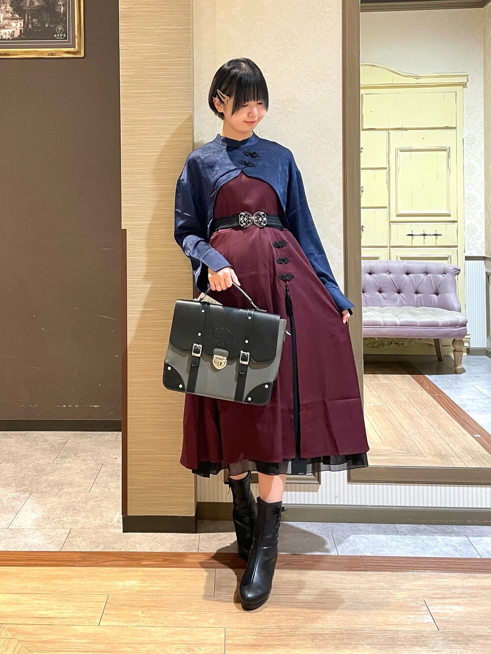 ブラック系のブーツ、ブラック系のタンクトップ、ブルー系のシャツ/ブラウスを着用したレディースの秋コーディネートの2枚目の写真