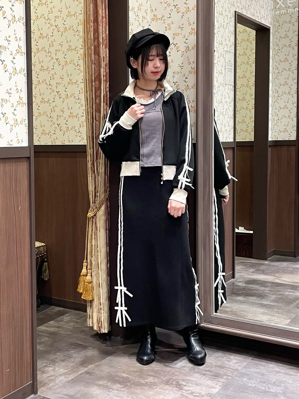 ブラック系のブルゾン、グレー系のTシャツ/カットソー、ブラック系のスカートを着用したレディースの春コーディネートの2枚目の写真
