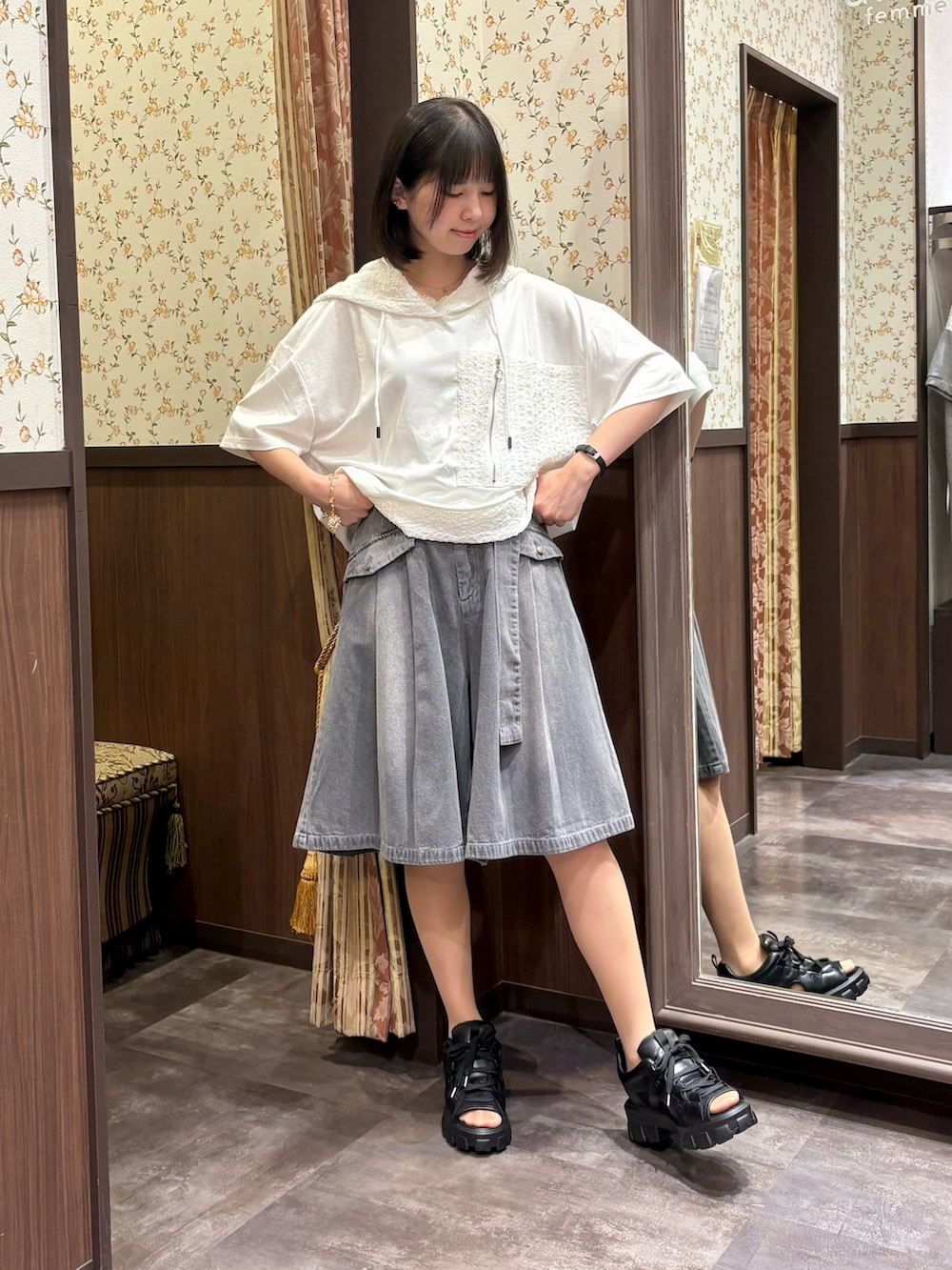 ブラック系のショルダーバッグ、ホワイト系のタンクトップ、ホワイト系のTシャツ/カットソーを着用したレディースの夏コーディネートの3枚目の写真