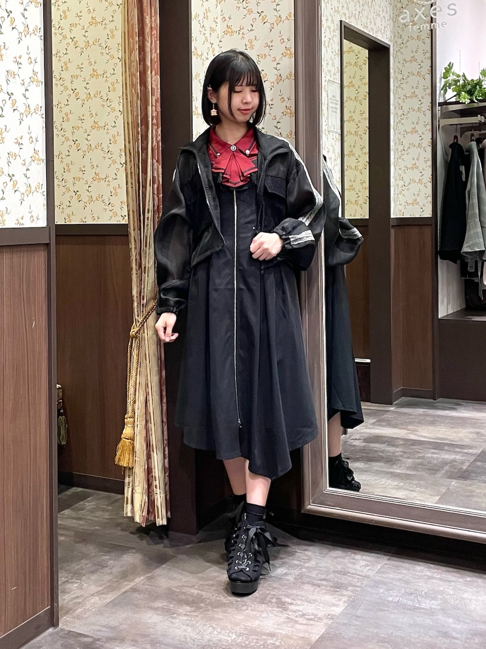 ブラック系のブルゾン、レッド系のシャツ/ブラウス、ブラック系のサンダルを着用したレディースの春コーディネートの5枚目の写真