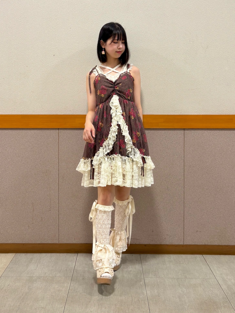 ホワイト系のタンクトップ、ブラウン系のカーディガン/ボレロ、ブラウン系のチュニックを着用したレディースの夏コーディネートの7枚目の写真