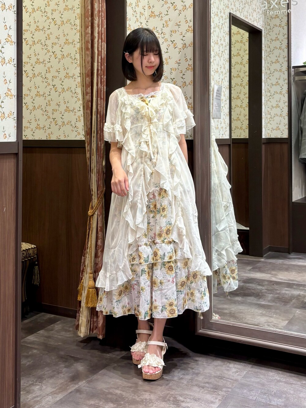 ホワイト系のカーディガン/ボレロ、ホワイト系のタンクトップ、ホワイト系のワンピースを着用したレディースの夏コーディネートの4枚目の写真