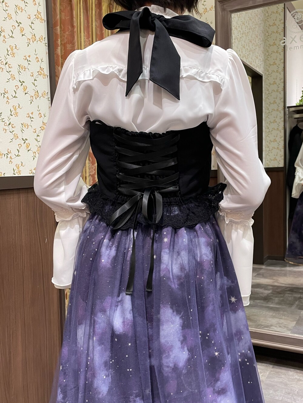 ホワイト系のシャツ/ブラウス、ブラック系のブーツ、ブラック系のショルダーバッグを着用したレディースの冬コーディネートの5枚目の写真