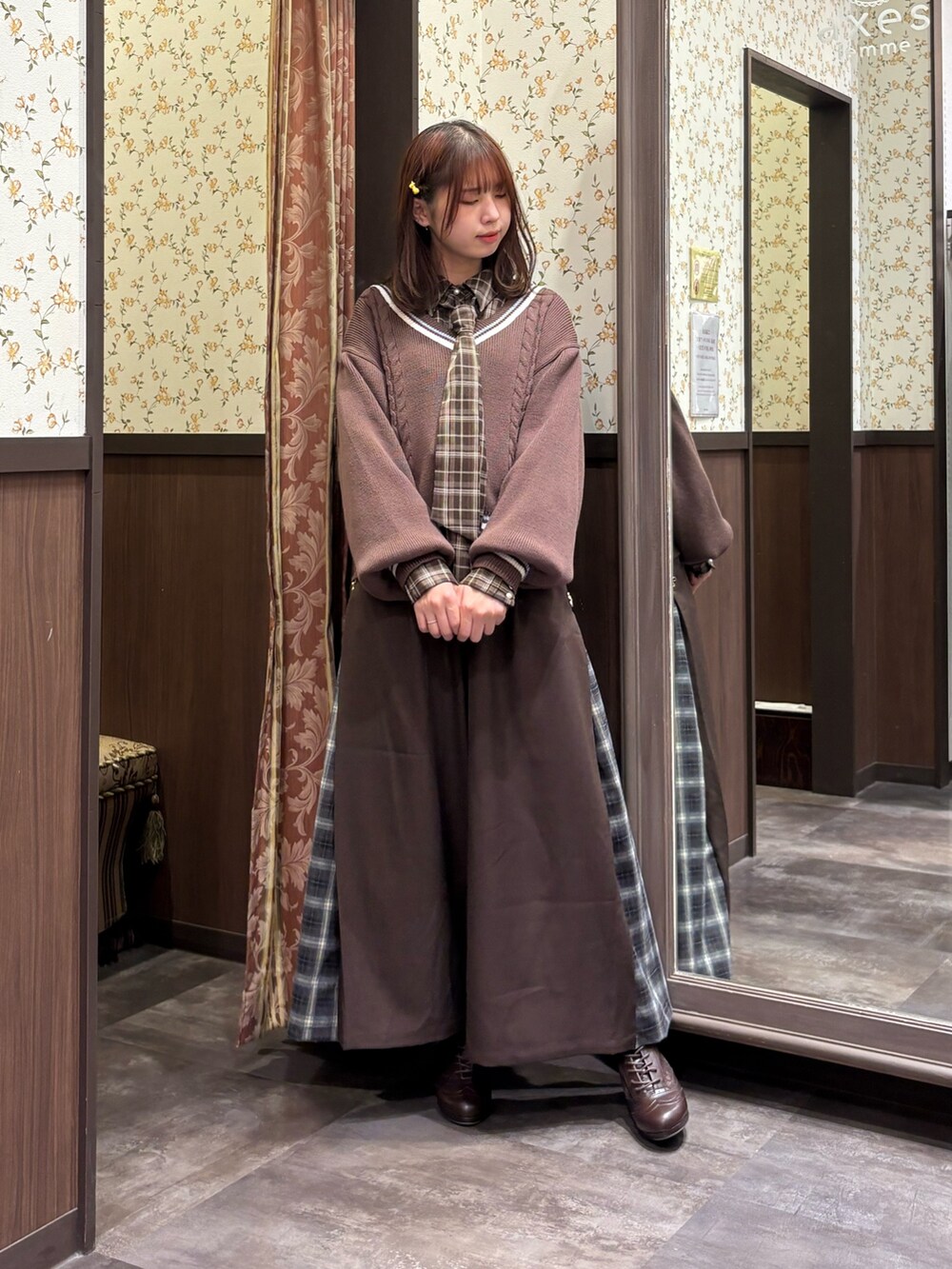 ブラウン系のニット/セーター、ブラウン系のシャツ/ブラウス、ブラウン系のその他パンツを着用したレディースの秋コーディネートの3枚目の写真