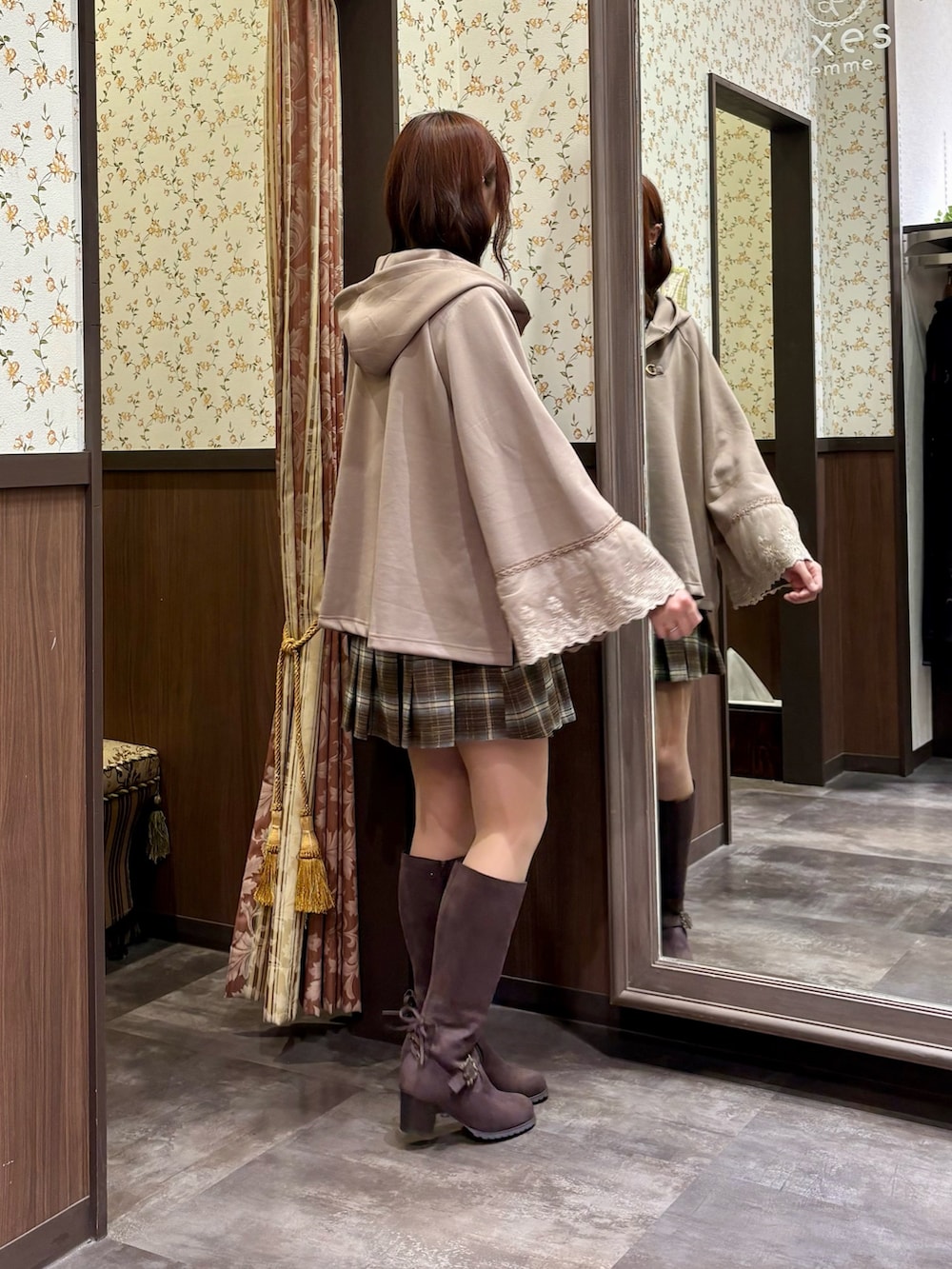 ベージュ系のショルダーバッグ、ブラウン系のブーツ、ブラウン系のその他パンツを着用したレディースの秋コーディネートの7枚目の写真