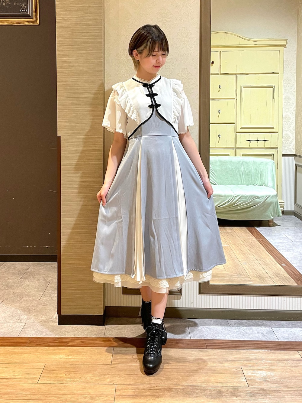 ブラック系のブーツ、グレー系のワンピース、ホワイト系のタンクトップを着用したレディースの夏コーディネートの3枚目の写真