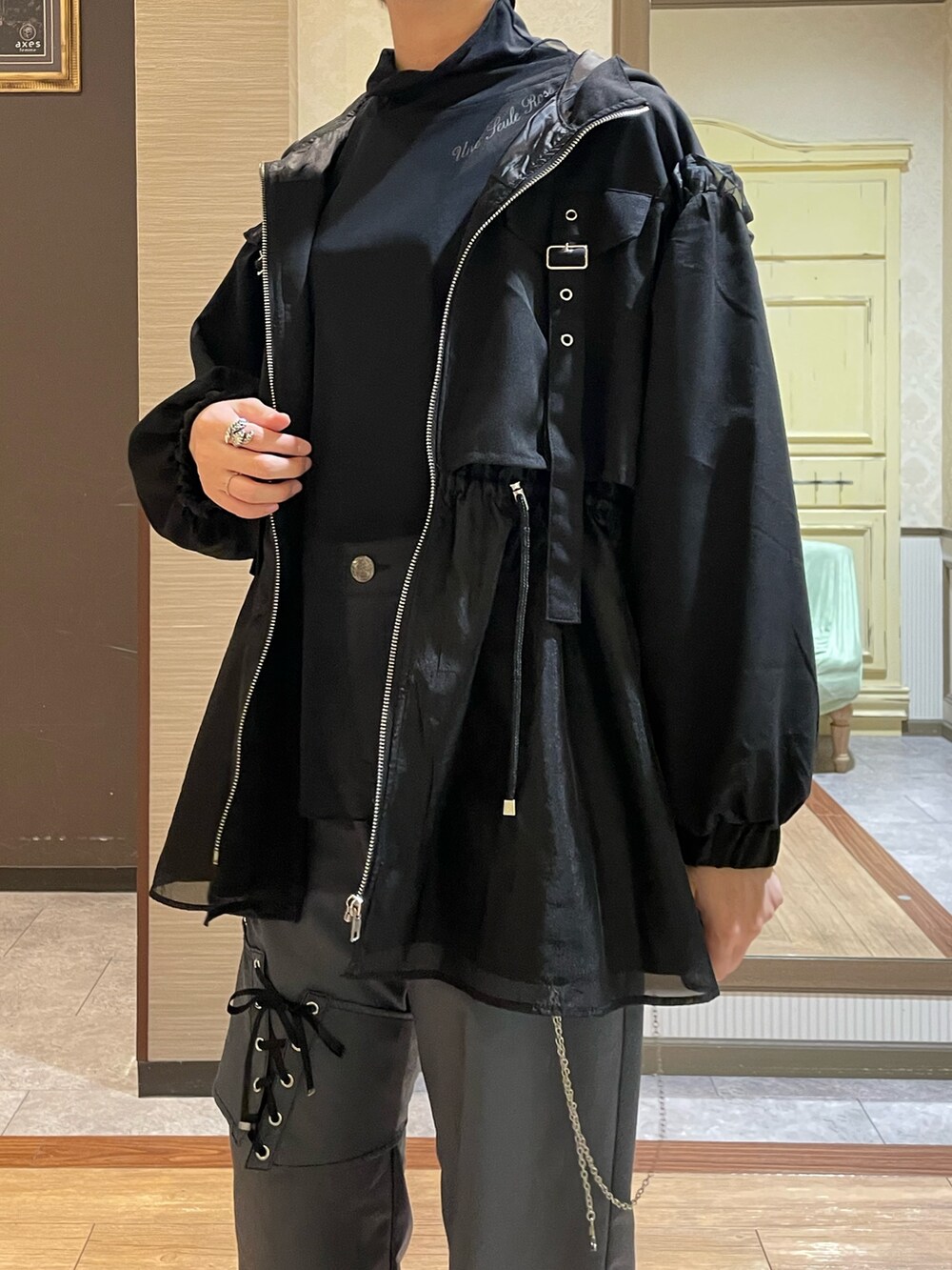 ブラック系のブルゾン、その他のブーツ、グレー系のその他パンツを着用したレディースの秋コーディネートの4枚目の写真