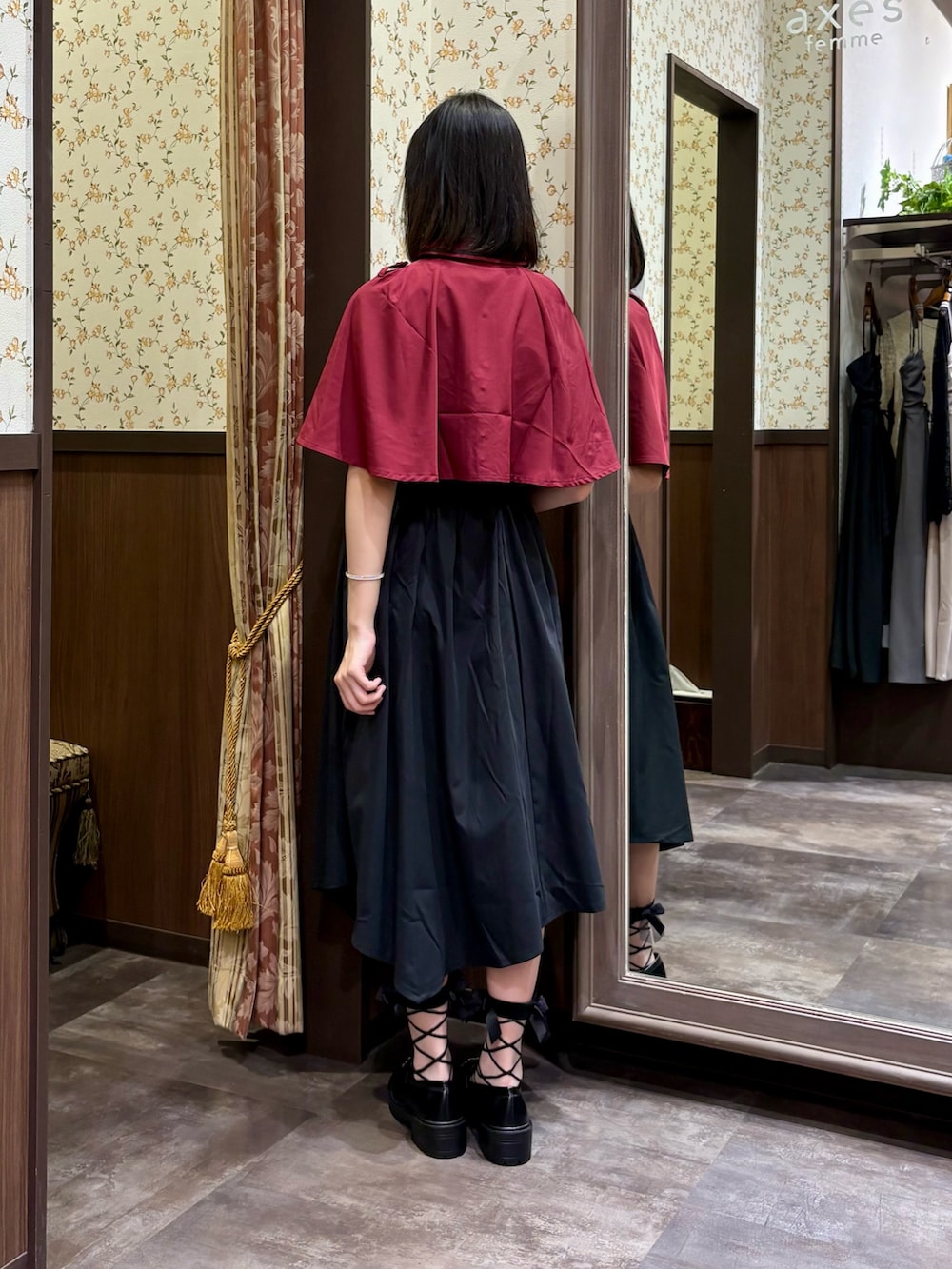 ホワイト系のタンクトップ、レッド系のシャツ/ブラウス、ブラック系のジャンパースカートを着用したレディースの夏コーディネートの6枚目の写真