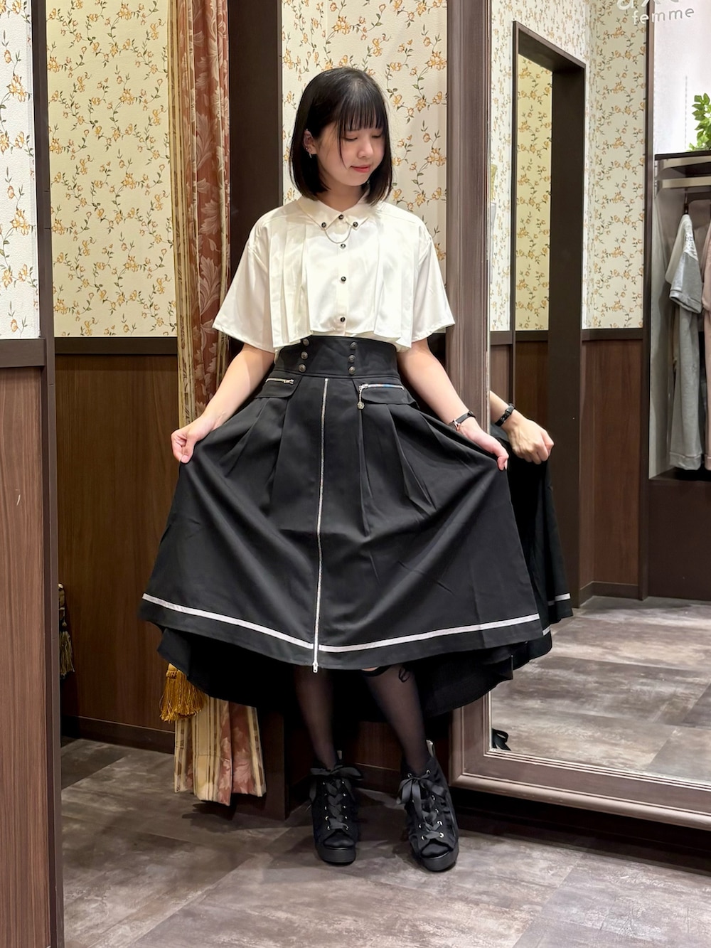 ブラック系のスカート、ホワイト系のシャツ/ブラウス、ブラック系のサンダルを着用したレディースの夏コーディネートの3枚目の写真