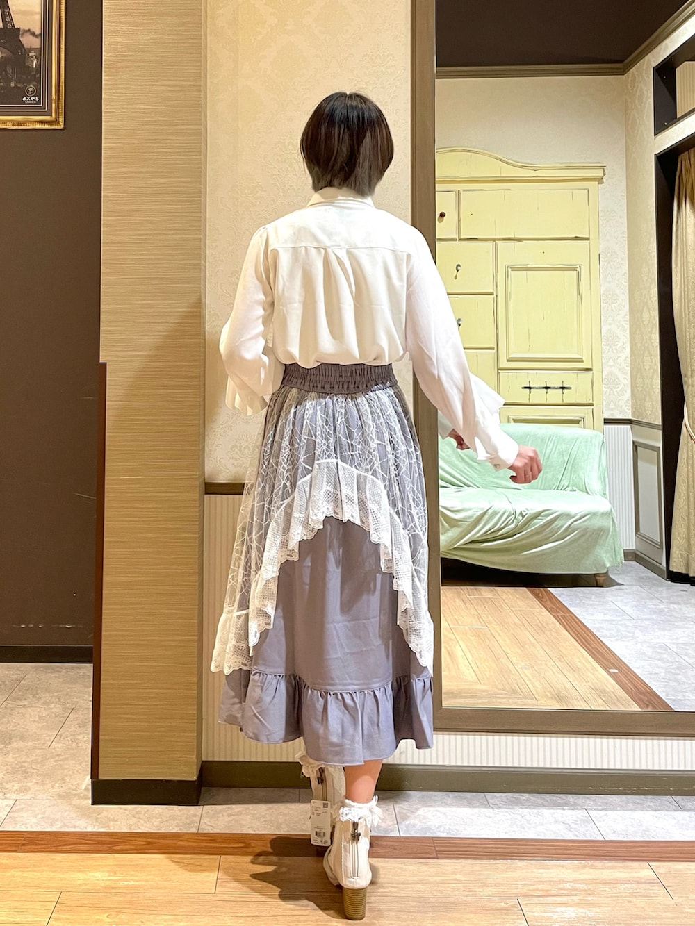 「axes femme、ガーリー、フェミニン、ホワイト、ブラウス」｜「axes femme POETIQUEのダークロマンスフリルブラウス（シャツ/ブラウス、ホワイト系）」を使った、白あんさん（レディース・161cm）の秋コーディネートの6枚目の写真