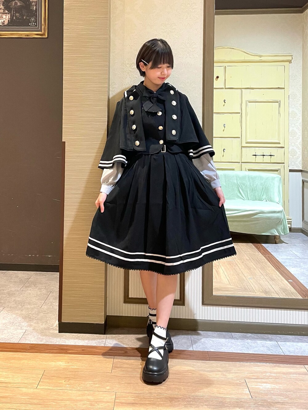 ブラック系のパンプス、ホワイト系のタンクトップ、グレー系のショルダーバッグを着用したレディースの夏コーディネートの2枚目の写真