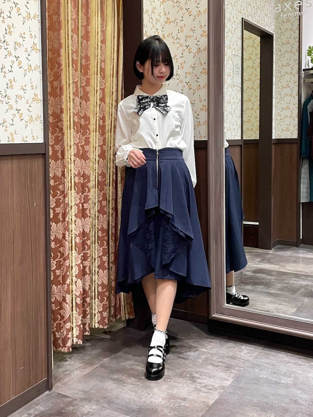 ホワイト系のシャツ/ブラウス、パープル系のカーディガン/ボレロ、ブルー系のスカートを着用したレディースの冬コーディネートの6枚目の写真