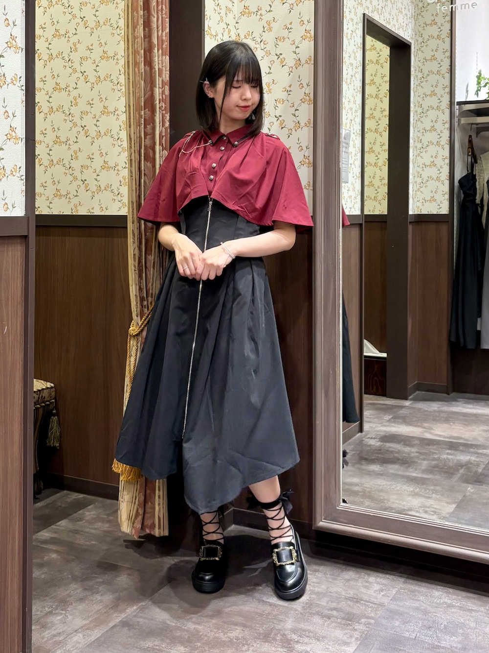 ホワイト系のタンクトップ、レッド系のシャツ/ブラウス、ブラック系のジャンパースカートを着用したレディースの夏コーディネートの5枚目の写真