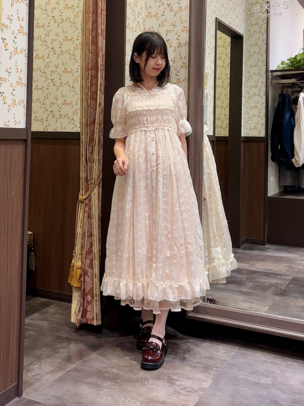 「axes femme、きれいめコーディネート、キレイめカジュアル、ワンピースコーデ、大人フェミニン、大人ガーリー、夏ファッション、ワンピーススタイル、ワンピース、パンプス、大人カジュアル、大人かわいい、大人女子」｜「axes femmeの吸水速乾チュールレースタンク（タンクトップ、ホワイト系）」を使った、白あんさん（骨格ウェーブ・レディース・162cm）の夏コーディネートの2枚目の写真