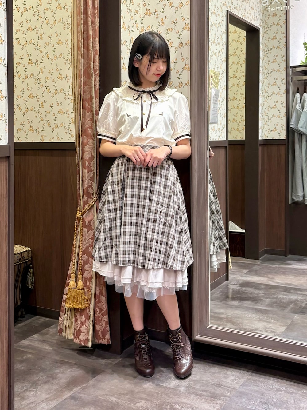 ホワイト系のシャツ/ブラウス、ホワイト系のタンクトップ、ブラウン系のスカートを着用したレディースの夏コーディネートの4枚目の写真