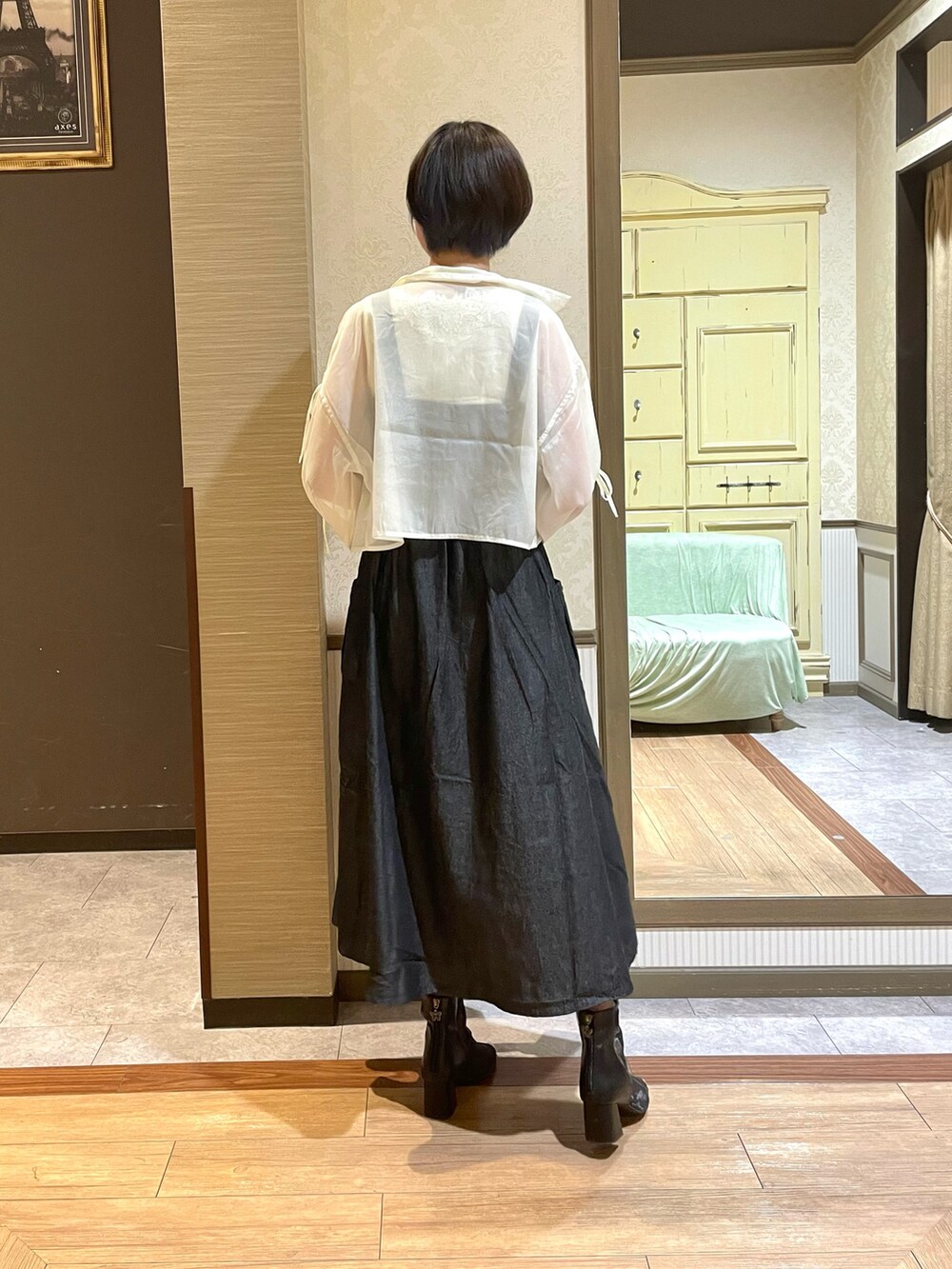 ブラック系のブーツ、ホワイト系のタンクトップ、ホワイト系のシャツ/ブラウスを着用したレディースの夏コーディネートの4枚目の写真