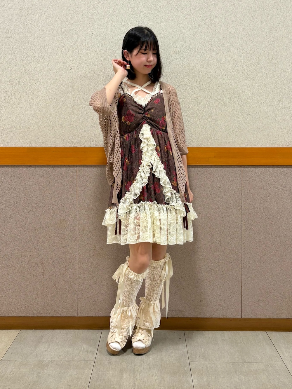 ホワイト系のタンクトップ、ブラウン系のカーディガン/ボレロ、ブラウン系のチュニックを着用したレディースの夏コーディネートの3枚目の写真