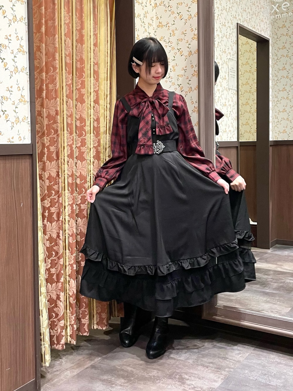 レッド系のシャツ/ブラウス、ブラック系のブルゾン、ブラック系のワンピースを着用したレディースの冬コーディネートの5枚目の写真