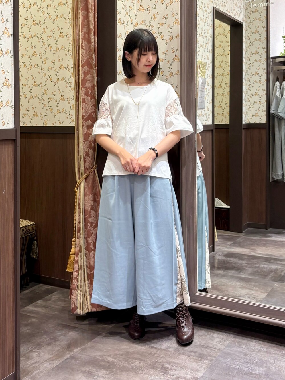 グリーン系のシャツ/ブラウス、ベージュ系のショルダーバッグ、ブラウン系のブーツを着用したレディースの夏コーディネートの6枚目の写真