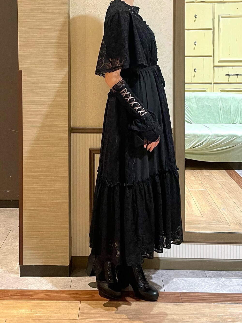 ブラック系のブーツ、ブラック系のTシャツ/カットソー、ホワイト系のタンクトップを着用したレディースの夏コーディネートの2枚目の写真