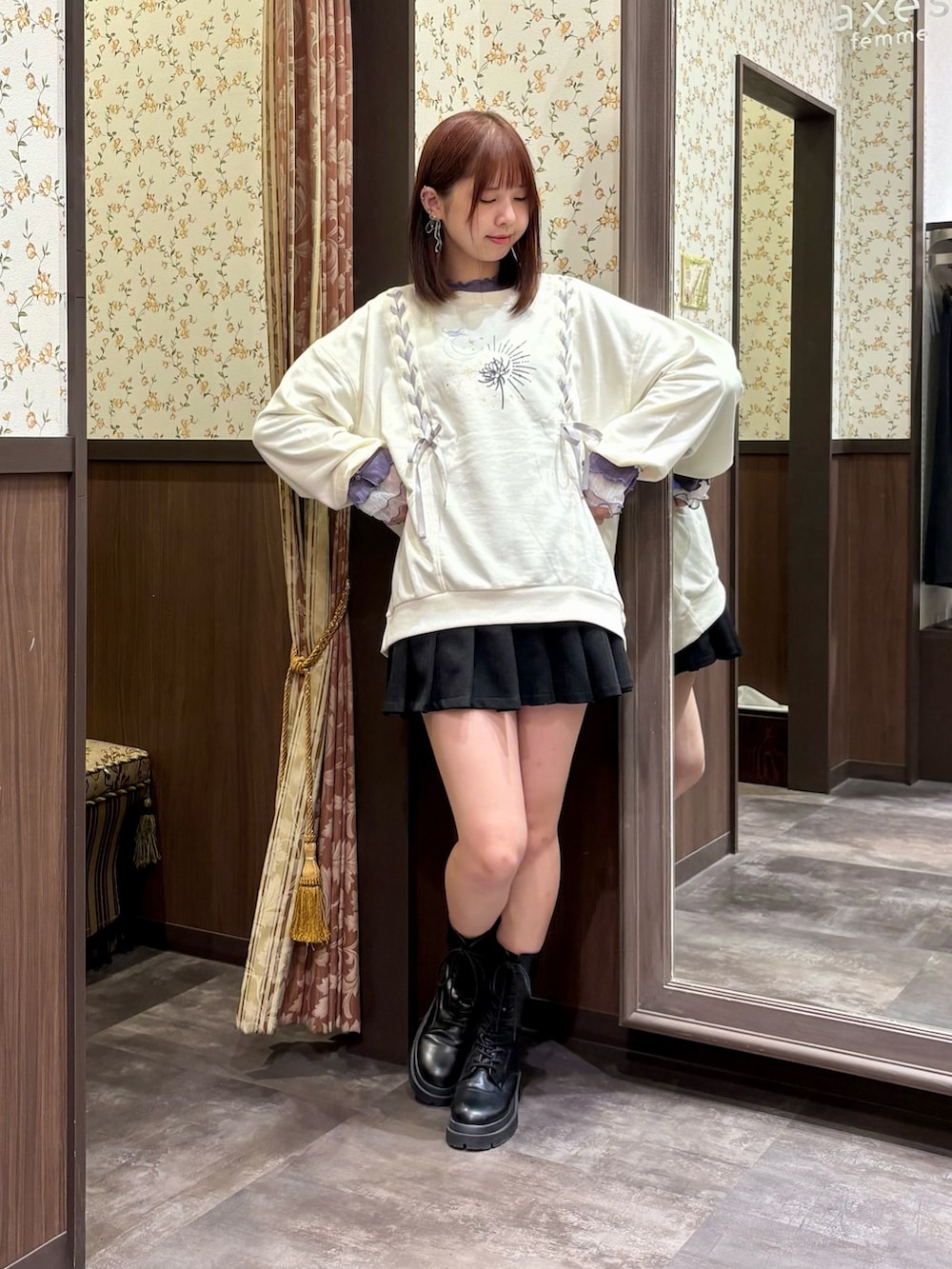 ホワイト系のTシャツ/カットソー、パープル系のTシャツ/カットソー、ブラック系のその他パンツを着用したレディースの秋コーディネートの2枚目の写真