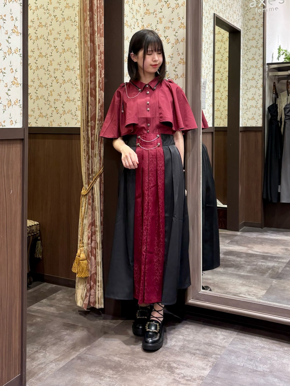 ブラック系のローファー、レッド系のシャツ/ブラウス、ブラック系のタンクトップを着用したレディースの夏コーディネートの3枚目の写真