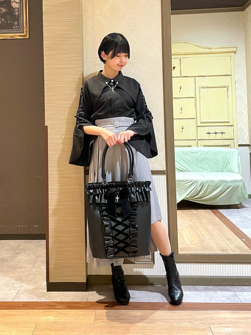 ブラック系のシャツ/ブラウス、ブラック系のタンクトップ、グレー系のスカートを着用したレディースの秋コーディネートの3枚目の写真